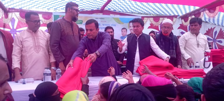 জেলা পরিষদের প্যানেল চেয়ারম্যান পলাশের উদ্যোগে শীতার্ত মানুষের মধ্যে কম্বল বিতরণ 