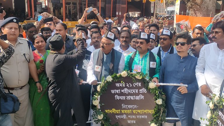 বেনাপোল নো-ম‍্যান্সল‍্যান্ডে অস্থায়ী শহীদ মিনারে দু-বাংলার ভাষাপ্রেমী মানুষের ফুল দিয়ে শ্রদ্ধা নিবেদন￼