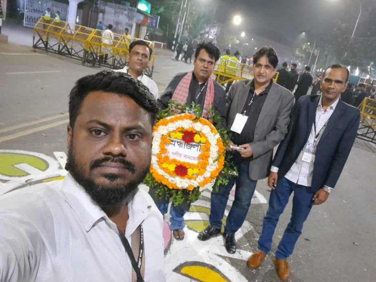 একুশের প্রথম প্রহরে ৫২’র ভাষা শহীদদের স্বরণে কেন্দ্রীয় শহীদ মিনারে শ্রদ্ধা নিবেদন করেন ৫ দলীয় বাম জোট নেতৃবৃন্দ