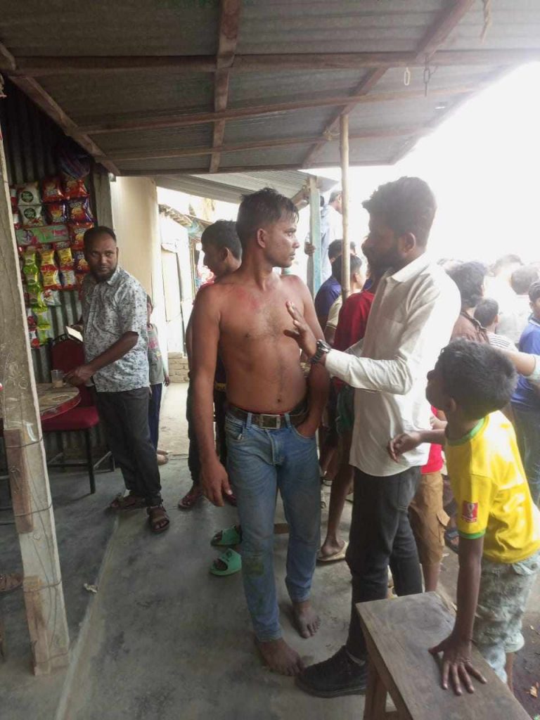চাঁদাবাজির অভিযোগে চার পুলিশ সদস্যকে গণধোলাই