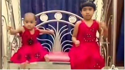 অজানা ভাইরাসে ২ মেয়ের মৃ’ত্যুর পর আইসোলেশনে বাবা-মা