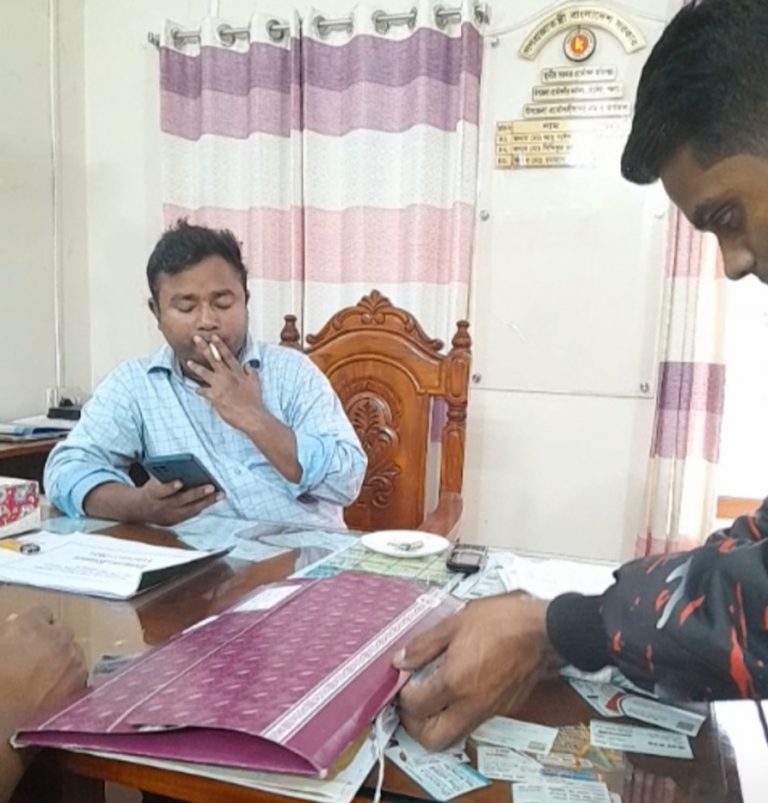 তেঁতুলিয়ায় সরকারি অফিসে বসেই উপজেলা প্রকৌশলীর প্রকাশ্যে ধূমপান￼