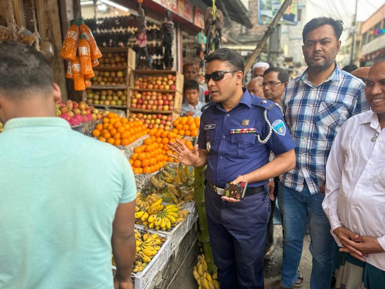 নিত্য প্রয়োজনীয় দ্রব্যের মূল্য স্থিতিশীল রাখার লক্ষ্যে বাজার মনিটরিং করল সন্দ্বীপ থানার ওসি 