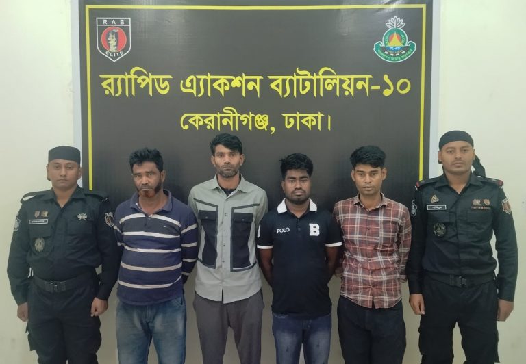 ঢাকার কেরানীগঞ্জ সাভার ও মিরপুর থেকে আন্তঃজেলা চোর চক্রের ০৪ সদস্যকে গ্রেফতার; চোরাইকৃত গাড়ি গাজীপুর থেকে উদ্ধার করেছে র‌্যাব-১০