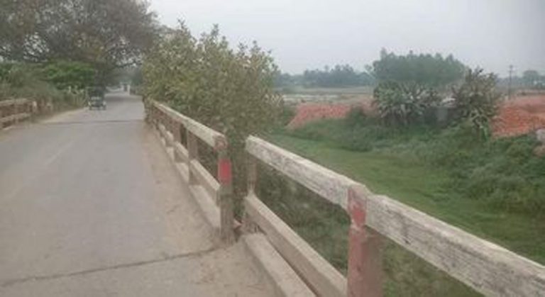নাসিরনগর- লাখাই আঞ্চলিক সড়কের তিনটি ঝুকিপুর্ন ব্রীজ দিয়ে চলাচল করছে মানুষ ও যানবাহন