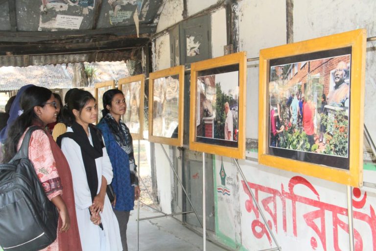 সিলেট এমসি কলেজে বঙ্গবন্ধুর ভাষ্কর্যের প্রতি বিদেশিদের সম্মান প্রদর্শনের ছবি নিয়ে ৪ দিনব্যাপী আলোকচিত্র প্রদর্শনী