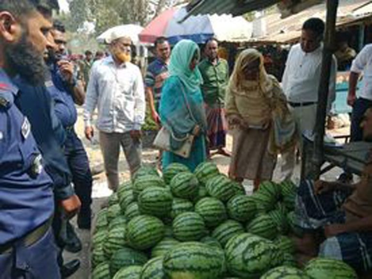 পবিত্র রমজান উপলক্ষ্যে ফলের দোকান ও বিভিন্ন খাদ্যপণ্য বিক্রয়কারী প্রতিষ্ঠানে তদারকি কার্যক্রম