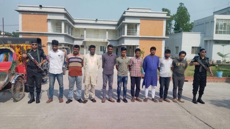 চোরচক্রের মূলহোতা কমল চন্দ্রসহ ০৯ সদস্যকে গ্রেফতার করেছে র‌্যাব-১০; চোরাইকৃত ০৬ টি ইজিবাইক উদ্ধার 