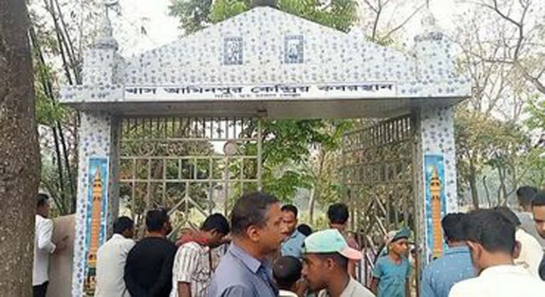 পাবনা আমিনপুরের একটি কবরস্থান থেকে রাতের অন্ধকারে ১৪টি কঙ্কাল উধাও
