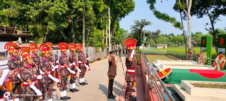 বীরশ্রেষ্ঠ নূর মোহাম্মদের কবরে গার্ড অফ অনার ও পুষ্পস্তবক অর্পণ