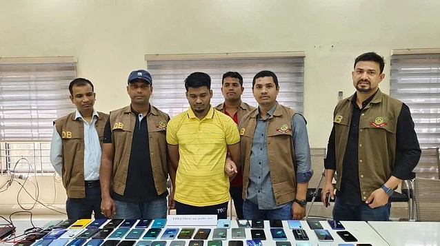 টাকার বিনিময়ে মুঠো ফোনের আইএমইআই নম্বর বদলে দিতেন সাইফুল