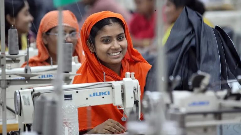 পোশাকের রপ্তানি আয় কমে যাওয়ার আভাস