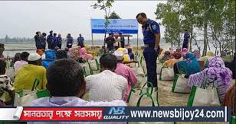 কুড়িগ্রামে দু:স্থ ও অসহায়দের মাঝে পুলিশের ইফতার সামগ্রী বিতরণ￼
