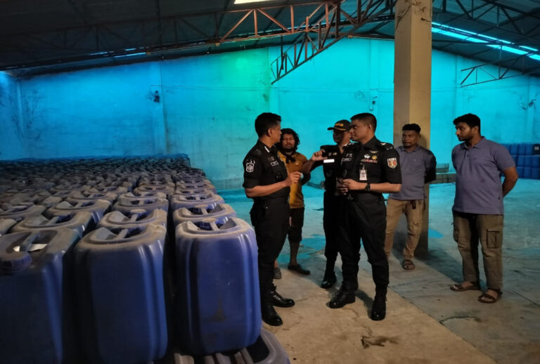 ৮৬০০ লিটার বিদেশী মদসহ ০৩ জন  মাদক ব্যবসায়ীকে গ্রেফতার করেছে র‌্যাব-১০