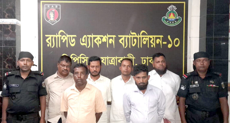 দেশীয়  অস্ত্রসহ ডাকাত দলের ০৬ জনকে গ্রেফতার করেছে র‌্যাব-১০