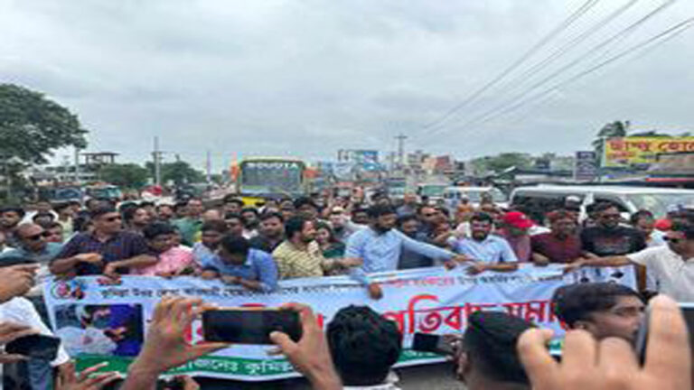 কুমিল্লা উঃ জেলা স্বেচ্ছাসেবক লীগের সাধারণ সম্পাদককে হত্যার উদ্দেশ্য হামলা ও আঙ্গুল কর্তনের প্রতিবাদে মানববন্ধন