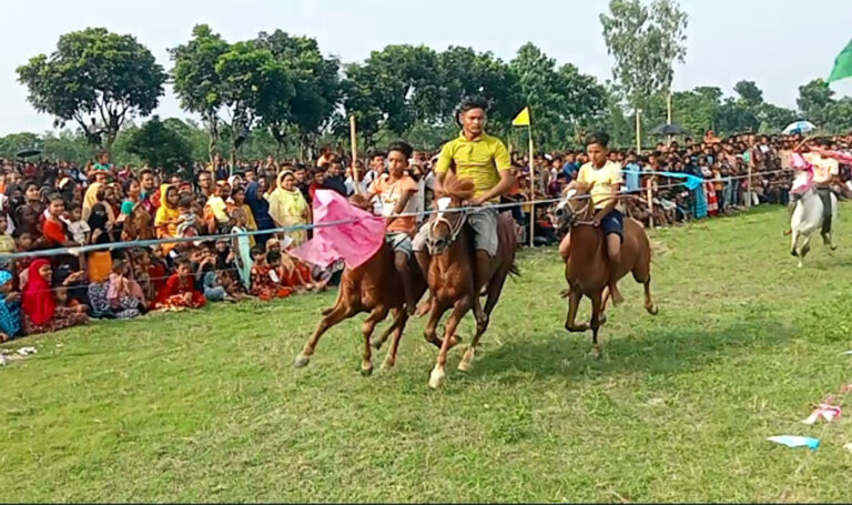 পঞ্চগড়ে ঘোড়া দৌড় প্রতিযোগিতায় হাজারো মানুষের ঢল 