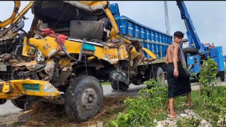 কুমিল্লায় ইলিয়টগঞ্জে গরুবাহী ট্রাক ও কাভার্ডভ্যানের ধাক্কায় নিহত ২