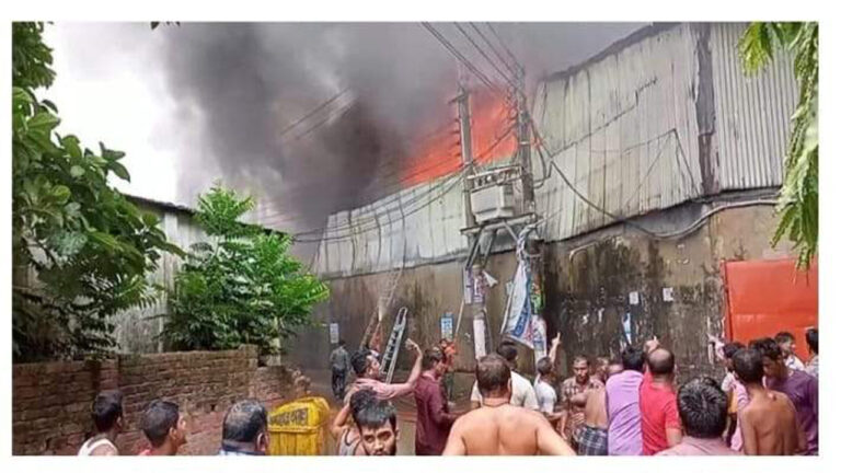 চট্টগ্রামে ঝুট গুদামে আগুন