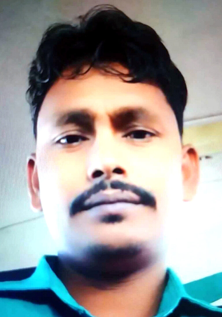 গাজীপুর চৌরাস্তায় পুলিশের নির্দেশে স্বামী -স্ত্রীর উপর সন্ত্রাসী হামলা স্বর্ণালংকার  ও টাকা ছিনতাই