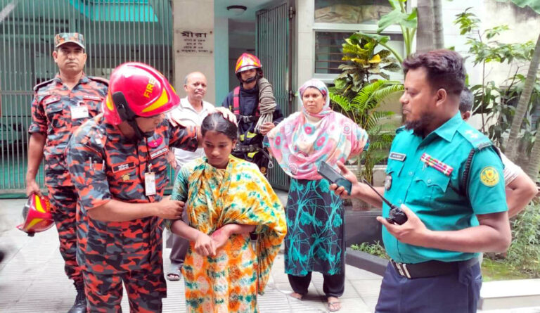 গৃহকর্মী আত্মহত্যার প্রস্ততি নিলে উদ্ধার করে ফায়ার সার্ভিস কর্মীরা