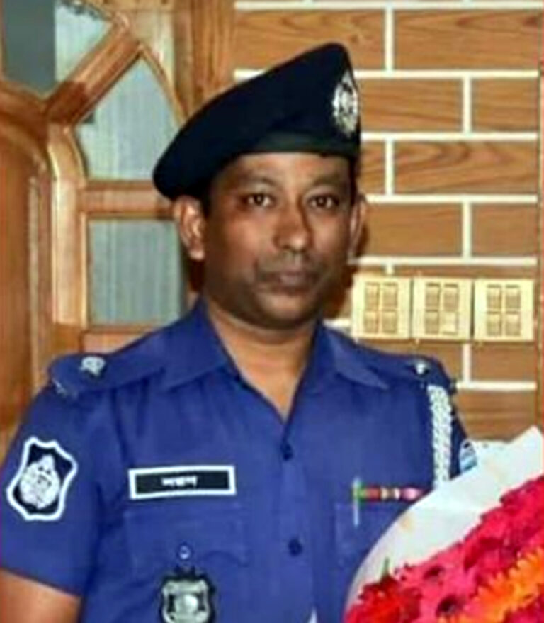 দেবীদ্বারে অবৈধ ড্রেজার থেকে টাকা নিচ্ছে ওসি