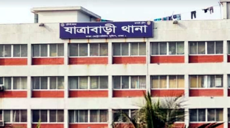 যাত্রাবাড়ীতে পুলিশ সদস্যের বাবা-মাকে কুপিয়ে হত্যা ঘরে পড়ে ছিল স্ত্রীর লাশ, আর পার্কিংয়ে স্বামীর