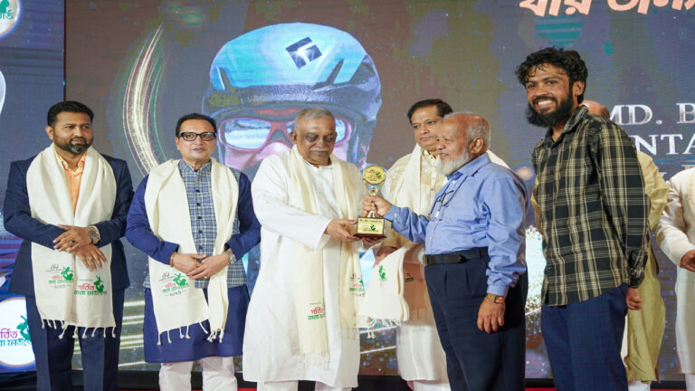 ডায়মন্ড ওয়ার্ল্ড গর্বিত বাবা অ্যাওয়ার্ড’ পেলেন  ২৫ জন গর্বিত বাবা