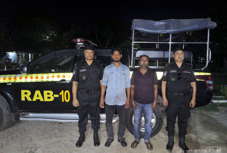 ২৫০ বোতল ফেন্সিডিল সহ ০২ জন পেশাদার মাদক ব্যবসায়ীকে গ্রেফতার করেছে র‍্যাব ১০