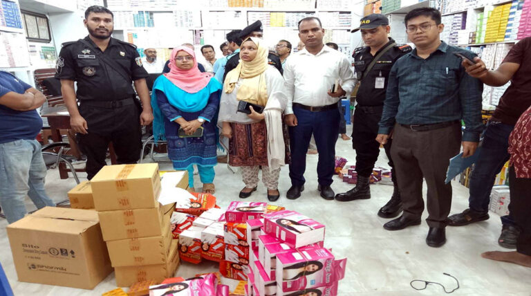 কুমিল্লায় মেডিসিন কমপ্লেক্সের তিন ফার্মেসি সিলগালা; ২ লক্ষ ৬০ হাজার টাকা জরিমানা