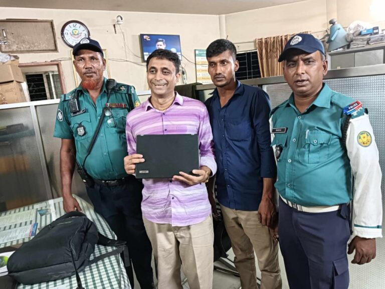 টিএসআই জাকির হোসেনের  বিচক্ষণতার সিএনজিতে ফেলে যাওয়া ল্যাপটপ ও মোবাইল ফিরে পেল যাত্রী
