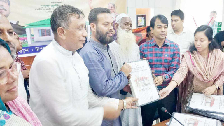 কালীগঞ্জে গৃহহীন ও ভুমিহীনদের মাঝে জমিসহ ঘর হস্তান্তর