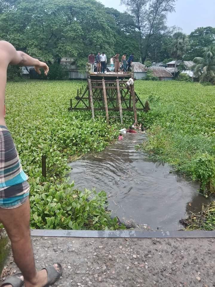 সেতু ভেঙে মাইক্রোবাস খালে, বরযাত্রী নিহত