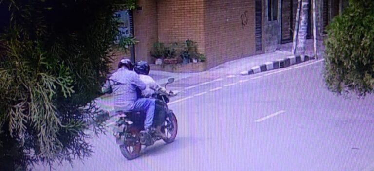 উত্তরায় দিনে দুপুরে ছিনতাই প্রায় দুই লক্ষ টাকার মালামাল নিয়ে যায়