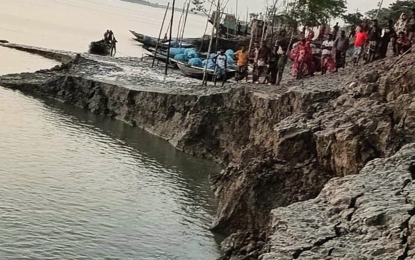 সাতক্ষীরায় বেড়িবাঁধ নির্মাণে লুটপাটের ফল-ই যেন ভয়াবহ ধস!!