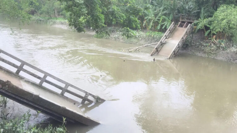 সেতু ভেঙ্গে খালে, দুর্ভোগে কয়েক হাজার মানুষ