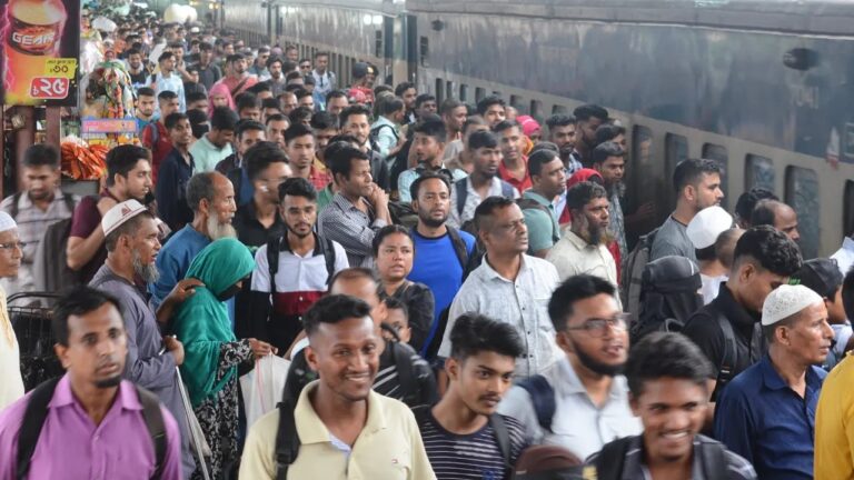 বন্দরনগরীর রেলস্টেশনে ঘরমুখো মানুষের ভিড়