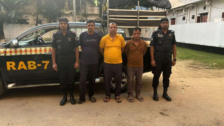 ১৯৮ বোতল ফেন্সিডিলসহ ৩ মাদক কারবারি আটক