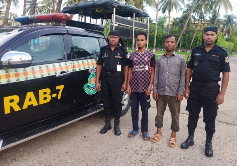 বিশেষ অভিযানে অস্ত্র সহ ২ জন আটক