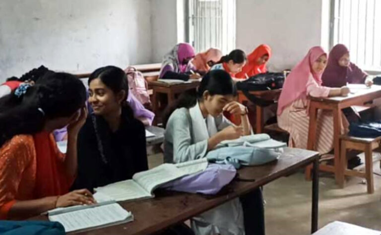 ঠাকুরগাঁওয়ে বিশেষ ক্লাসের নামে  রমরমাট ভাবে বিদ্যালয়টির কক্ষেই কোচিং বানিজ্য