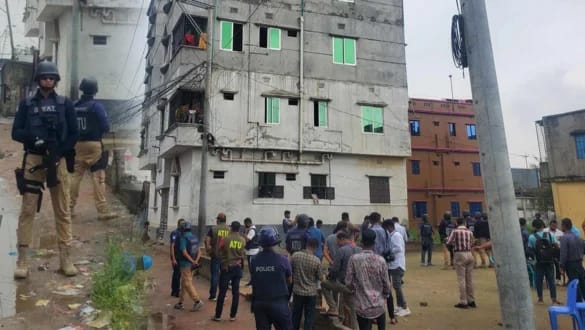 নারায়নগঞ্জে জঙ্গি আস্তানা সন্দেহে বাড়ি ঘিরে রেখেছে পুলিশের অ্যান্টি টেরোরিজম ইউনিট (এটিইউ)।