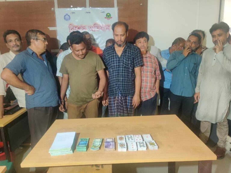 নগরীতে আওয়ামী লীগ নেতার জুয়ার ক্লাবে অভিযান, গ্রেফতার ৩২