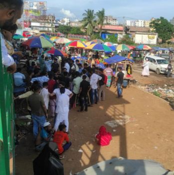 নারায়ণগঞ্জের সাইনবোর্ড লাঠি-লোহার পাইপ হাতে ছাত্রলীগ