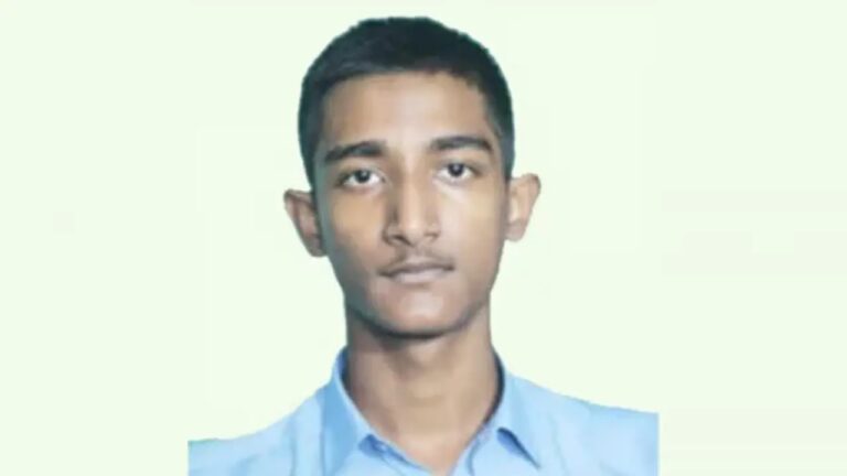 হত্যার পর রক্তমাখা শরীরে লাশের পাশে দাঁড়িয়েছিলেন রাজিন