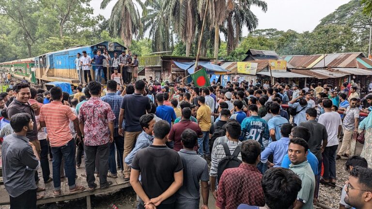 ট্রেন আটকে বাকৃবি শিক্ষার্থীদের ‘বাংলা ব্লকেড’