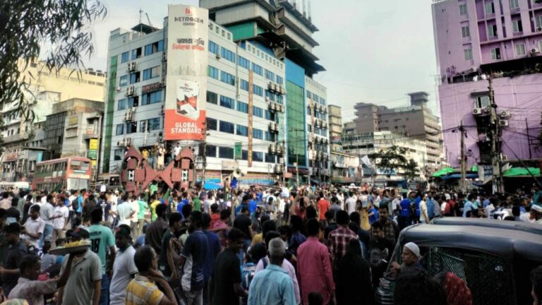 সচিবালয়ের পাশে জবি শিক্ষার্থীদের অবস্থান, সড়ক অবরোধ 