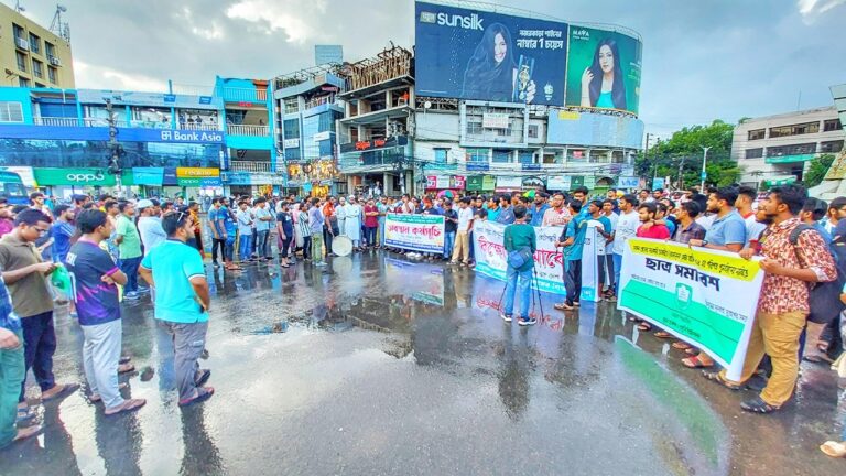 খুবি শিক্ষার্থীদের অবরোধে খুলনা-ঢাকা মহাসড়ক বন্ধ