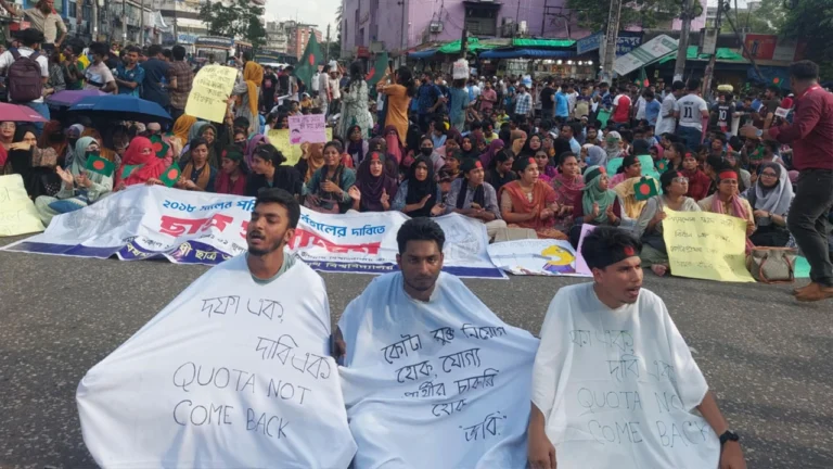 কাফনের কাপড় পরে জবি শিক্ষার্থীদের অবরোধ