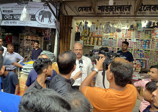 চট্টগ্রামের রেয়াজউদ্দীন বাজারে ক্যাব চট্টগ্রাম ও ভোক্তা অধিদপ্তরের যৌথ বাজার তদারকিতে কমিশন এজেন্টস প্রথা বন্ধের দাবি