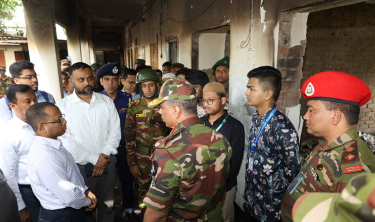 কুমিল্লায় দুর্বৃত্তের আগুনে পুড়ে যাওয়া উপজেলা পরিষদ পরিদর্শন করেন সেনা কর্মকর্তা
